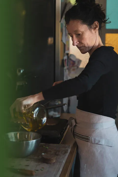 Cecília Gené cocinando