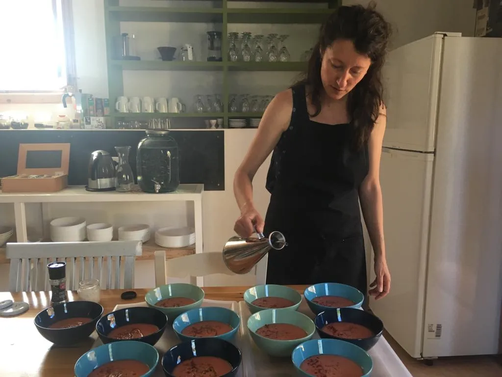 Cecília Gené cocinando